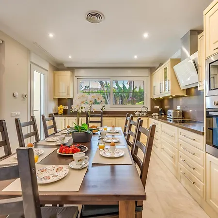 Beachfront With Sea Views & Private Pool *
