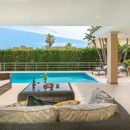 Villa Beachfront With Sea Views & Private Pool *