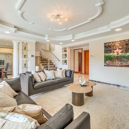 Villa Beachfront With Sea Views & Private Pool *