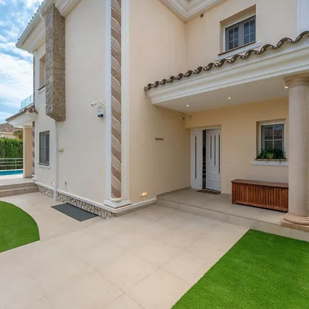 Beachfront With Sea Views & Private Pool *