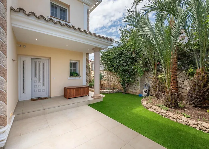Beachfront With Sea Views & Private Pool Villa *