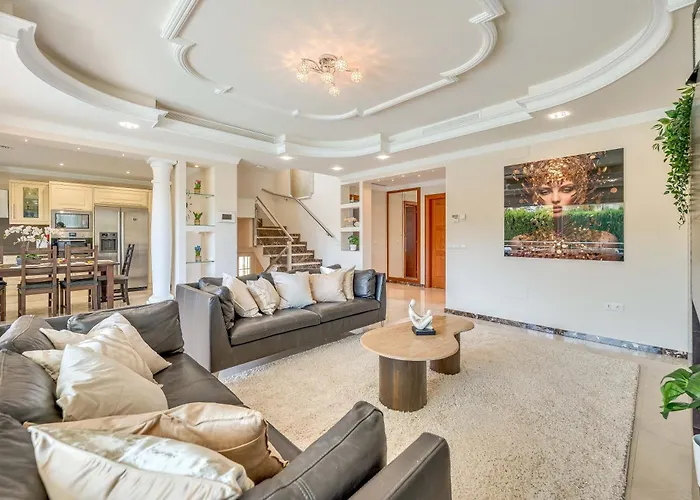 Villa Beachfront With Sea Views & Private Pool *